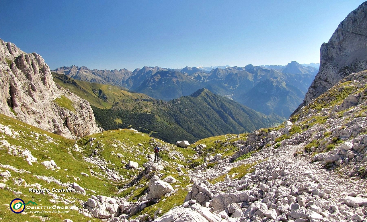 23 Mi porto al panoramicissimo Passo di Corna Piana....JPG